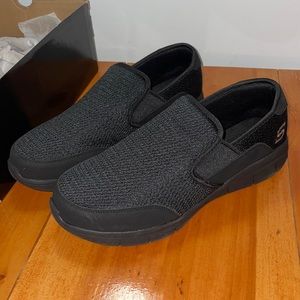 NWT, NIB mens skechers memory foam shoes